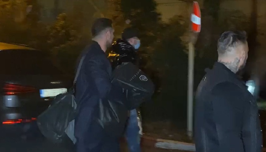 Alex Bodi cară o husă de la Viggo, firma lui Cătălin Botezatu, la ieșirea din arest