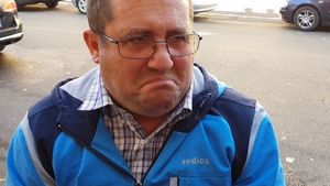 VIDEO Tatăl din Arad care şi-a snopit copilul în bătaie pentru că nu a închis poarta a fost reţinut, apoi plasat sub control judiciar. Ce spune mama băieţelului bătut