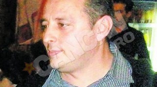 Risca sa inghete in strada. Florescu ajuta o familie nevoiasa