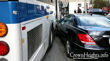 O maşină pe care n-o conducea nimeni s-a izbit din plin într-un autobuz. Cine se face vinovat de accident