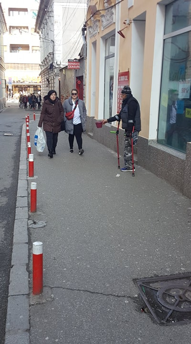 Domnul Liviu cerșește de 11 ani, de când a avut un accident și familia l-a părăsit