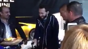 "Regele junglei" a ajuns in Romania! Catalin Morosanu, asteptat in aeroport cu mamaliga si cu jumari! Sotia lui si Gabi Jugaru au…