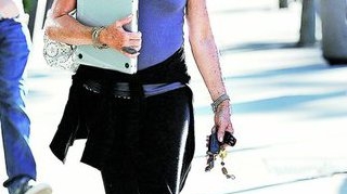 Goldie Hawn a iesit la plimbare! Neepilata si cu pantofi cu degete