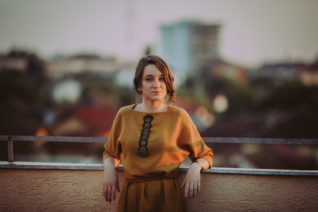Adeline era studentă la arte și cânta în corul bisercii