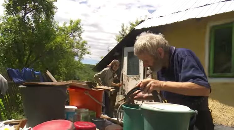 Au murit la un an de la filmări! E cutremurător ce au găsit reporterii TVR în satele izolate din România VIDEO