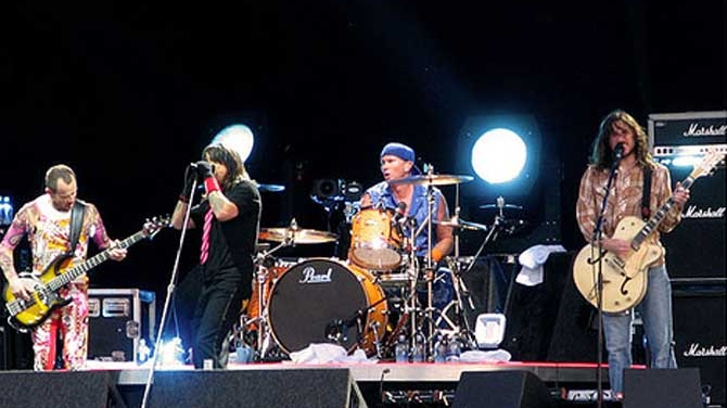 Cel mai HOT moment al celor de la Red Hot Chili Peppers! Au cantat "Under the Bridge" acompaniati de tot stadionul
