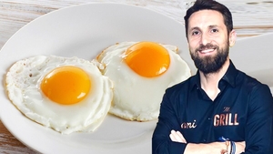 Cât a ajuns să coste două ouă ochiuri, în restaurantul lui Dani Oțil din București, acum, în februarie 2025