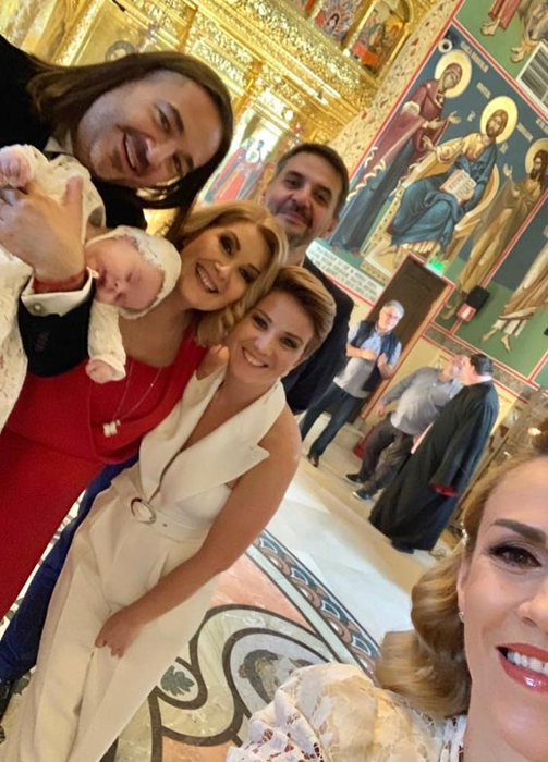 Emoții mari pentru Alessandra Stoicescu! Prezentatoarea TV și-a creștinat astăzi fetița. Cum s-a îmbrăcat nașa Gabriela Firea