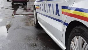 Trei adolescenţi, cercetaţi de poliţiştii din Capitală după ce i-au furat unui coleg de clasă cheile de la apartament, din care au sustras apoi o sumă mare de bani