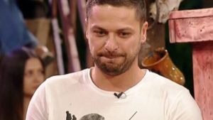 Au trecut doi ani de când şi-a tăiat mâna cu toporul la ”Ferma vedetelor”! Augustin Viziru: ”Nu-mi simt degetele nici acum, iar medicii cred că…”