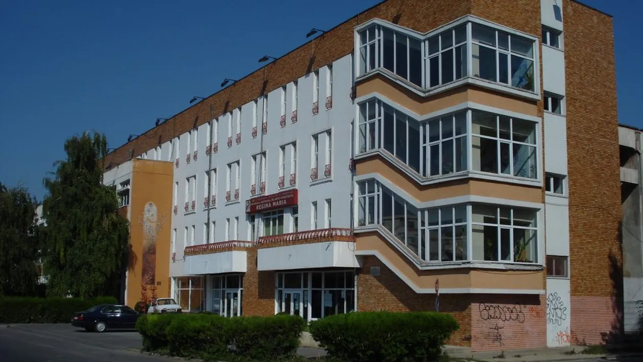 Elevul care a agresat o tânără pe terenul de sport al unui liceu din Constanța, arestat la domiciliu