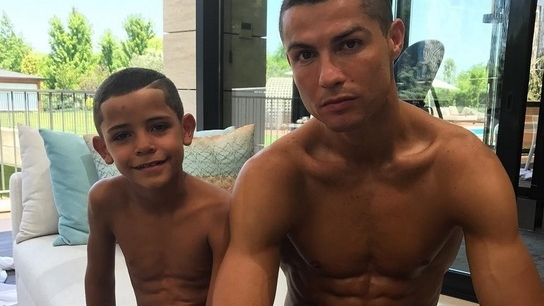 Cristiano Ronaldo şi iubita lui însărcinată, prima imagine cu unul din gemeni! Fotbalistul e vrăjit de bebeluş