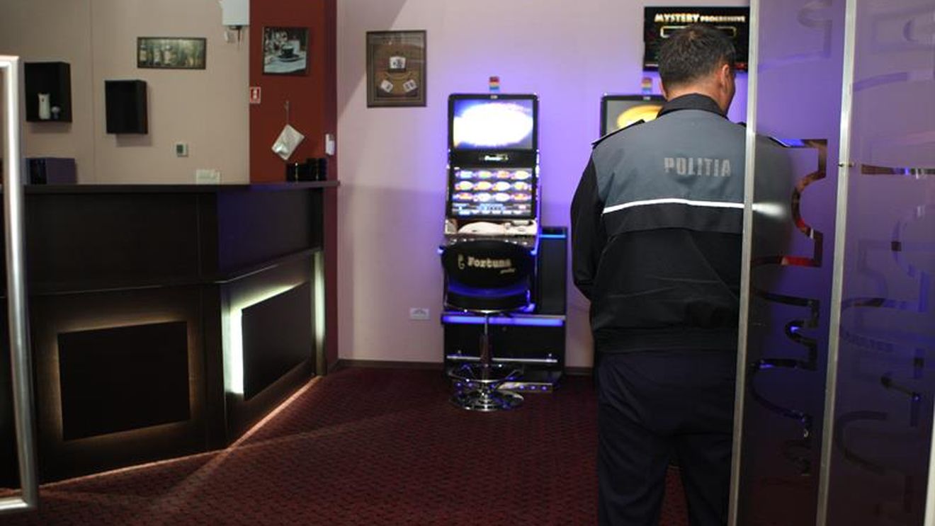 O sală de jocuri de noroc din Cluj-Napoca a fost jefuită. Hoții au intrat cu un cuțit și un pistol și...