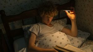 Noul trend viral de pe TikTok din iarna lui 2025: ce cărți a început Gen Z să răsfoiască la căldură, cuibăriți sub pilote și pături