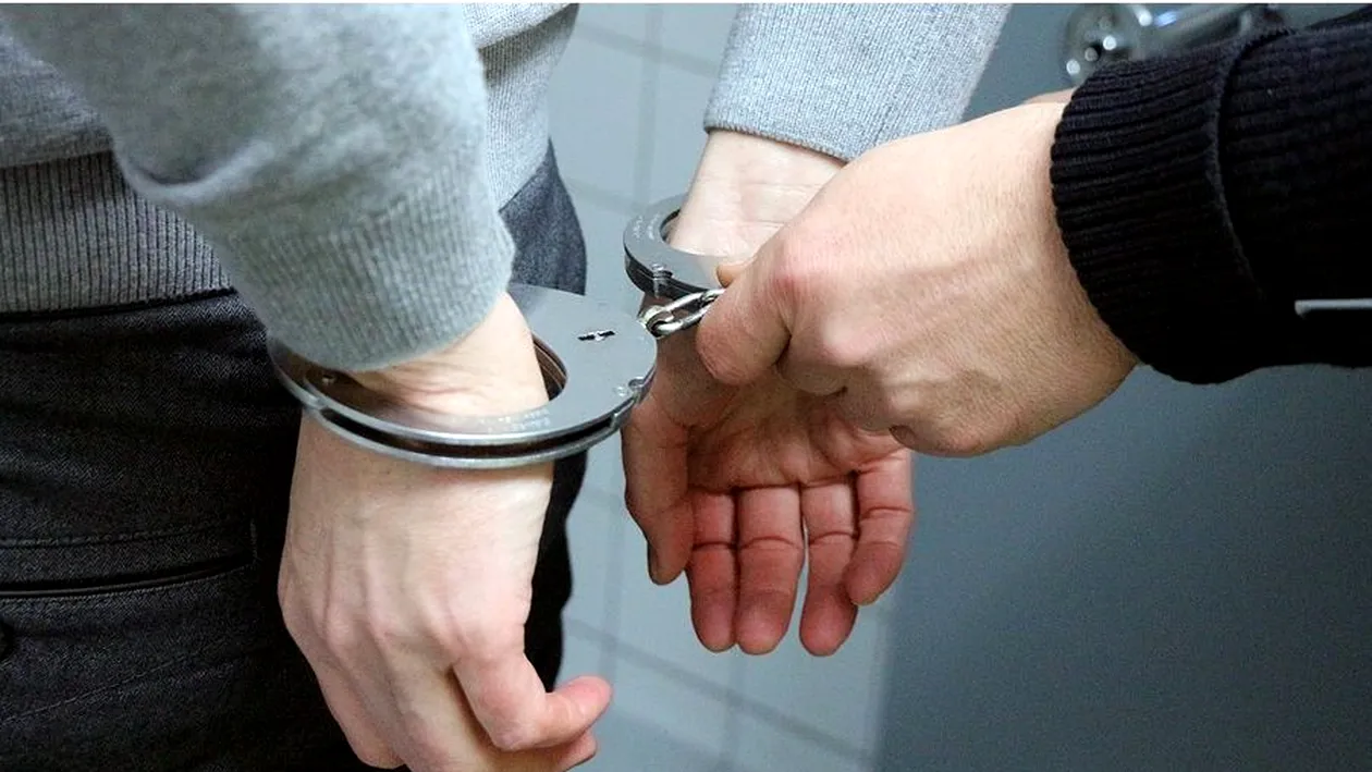 Un polițist buzoian a fost arestat după ce a furat țigări dintr-un transport cu tutun de contrabandă