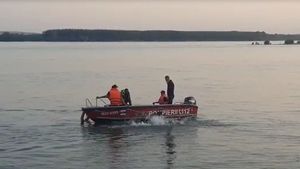 O barcă de agrement cu nouă persoane la bord s-a răsturnat pe Dunăre, la Corabia. Un bărbat s-ar fi înecat. VIDEO