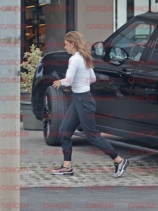 Simona Halep pe fugă, îl așteaptă pe iubi la aeroport