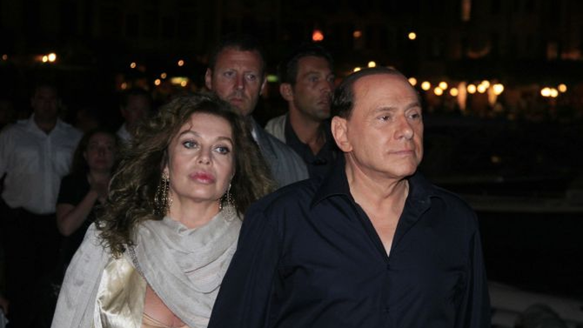 Silvio Berlusconi ii va plati lunar 300.000 de euro sotiei sale!
