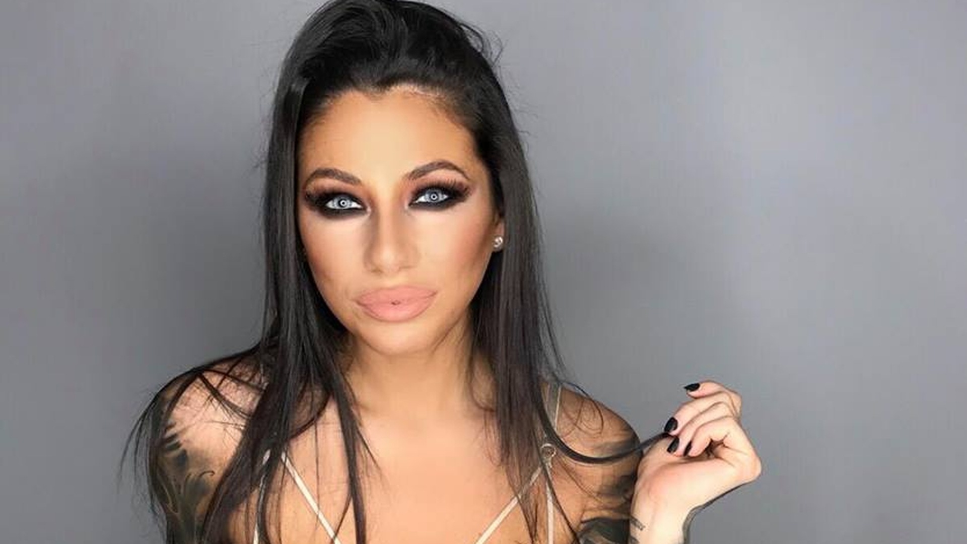 Cum a apărut Roxana Vancea în emisiunea lui Teo. Rochia mini a lăsat să se vadă tot