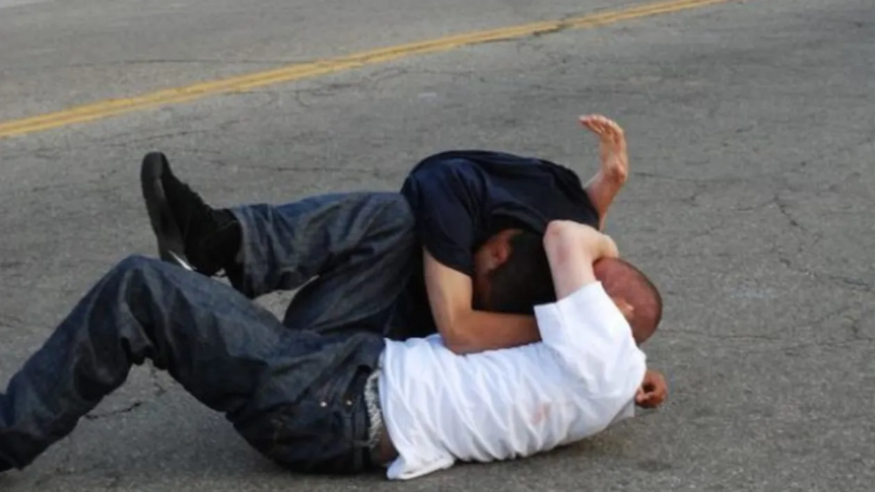 Un bărbat a fost bătut cu sălbăticie după ce i-a reproșat unui șofer că îi arată semne obscene soției sale în trafic. Cum a fost pedepsit agresorul de magistrați