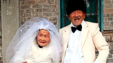 Cel mai emoţionant tablou de nuntă! Au împreună 204 de ani şi au pozat în mire şi mireasă pentru prima oară!