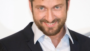 Gerard Butler s-a reapucat de fumat din cauza lui Russell Crowe!