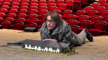 Marius Manole se alătură campaniei Ambasador pentru ACASĂ și donează costumul purtat în prima piesă de teatru în care a jucat