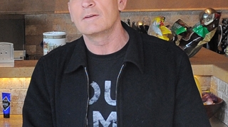 Charlie Sheen a cerut 100 de milioane de dolari daune pentru concedierea din "Doi barbati si jumatate"
