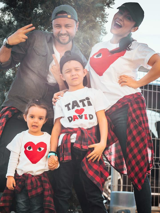 Andra, poză de album împreună cu familia de Paște. Toți au zâmbit când au văzut ce avea fiul artistei desenat pe oul încondeiat