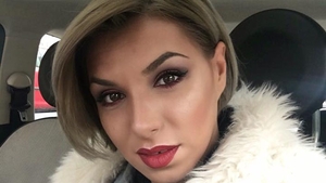 SORANA experimentează cu un look nou! Cum arată cântăreaţa cu părul lung şi brunet