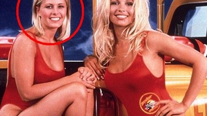 O sa ramai socat cand vei vedea in ce hal a ajuns sa arate colega sexy a Pamelei Anderson din Baywatch!