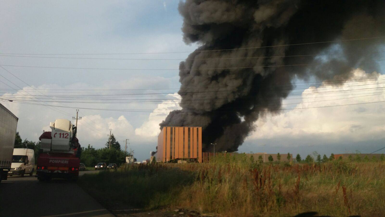 Incendiu devastator lângă Bucureşti. Şapte maşini de pompieri au fost trimise la faţa locului