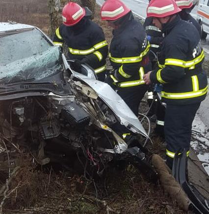Accident grav în Tulcea, în această dimineață. 2 persoane au rămas încarcerate