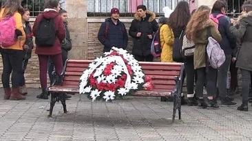 Elena, adolescenta de 15 ani sugrumată și otrăvită de propriul tată, a fost înmormântată. Gestul făcut de colegii ei. FOTO