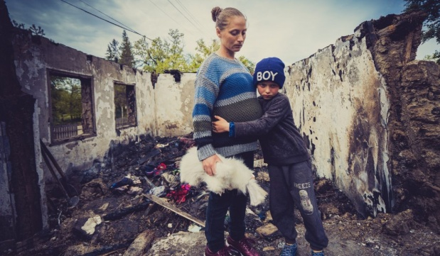 Copil din Botoșani, distrus de durere după ce și-a văzut casa în care locuia în flăcări. Povestea care a emoționat România