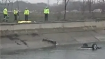 Ultima ora! O maşina a căzut în Dâmboviţa! Un om a murit!