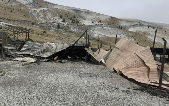 Stâna Ștefanu de pe Transalpina a fost incendiată: ”Oamenii răi i-au dat foc și a ars din temelii”