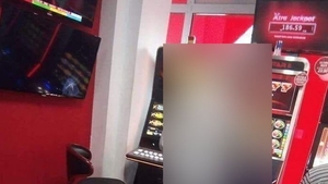 Incredibil cum a venit îmbrăcat un bătrân la păcănele! Oamenii au rămas cu gura căscată când l-au văzut: „Acest domn e ținut în viață doar de aparate!”