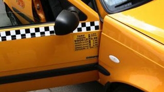 Un taximetrist din Iasi a fost injungiat de o tanara care i-a furat masina!