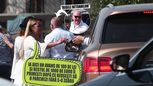 Cum arată cea mai scumpă maşină din weekend de la LOFT. ”Regele betoanelor” şi-a parcat în fentă Bentley-ul de 300.000 E!