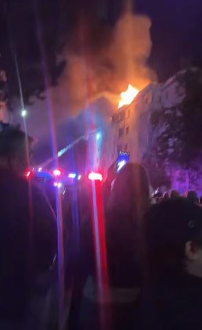 Incendiu de proporții în Suceava! Mansarda unui bloc a fost mistuită de flăcări