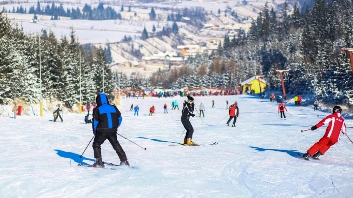 Tabară de iarnă 2026. Cât trebuie să plătească un copil pentru 7 zile la munte