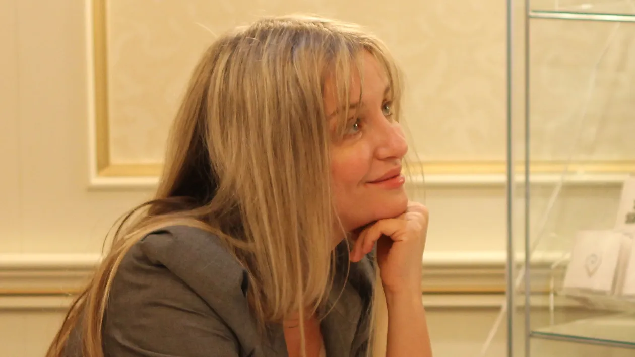 Incredibila transformare a Taniei Budi! Cum arata la 45 de ani, inainte si dupa ce a trecut pe la specialistul in machiaj!