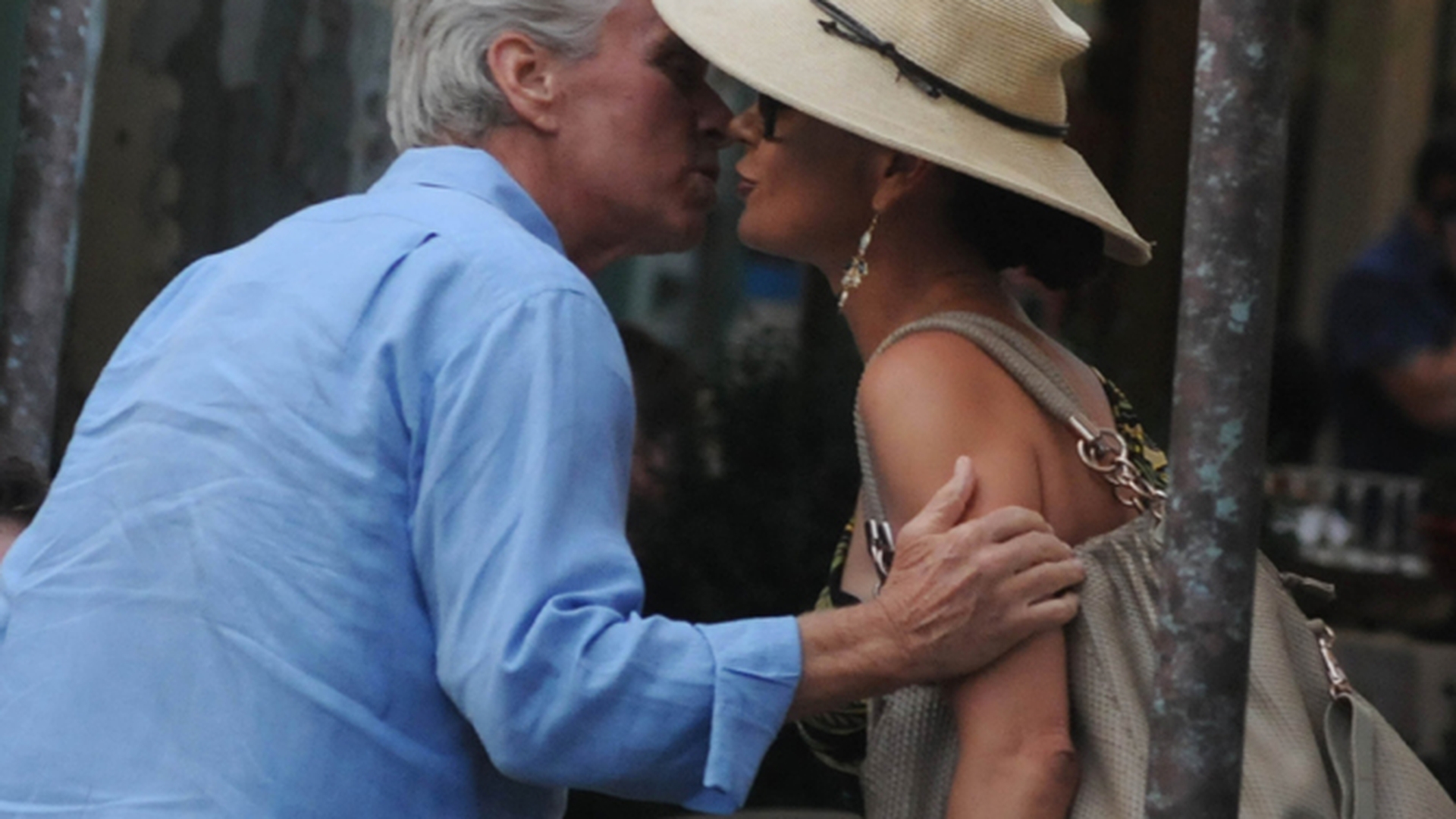 Catherine Zeta-Jones si Michael Douglas, in Italia! S-au sarutat la terasa