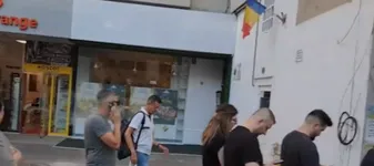 S-au format adevărate cozi la patiseria din Amzei. Revoltați de postarea lui Niculușcă, bucureștenii au mers să susțină micuța afacere. Inclusiv Dan Teodorescu, solistul Taxi, era în mulțime: „Am venit de nervi și de poftă”. Nea Mihai vinde mii de merdenele, în timp ce la Mița Biciclista nu e nimeni
