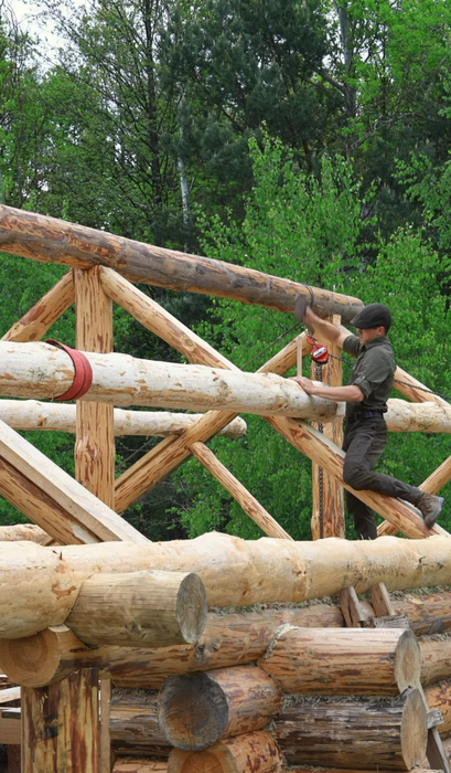 Nu e o glumă! Acest tânăr de 23 de ani și-a construit o casă cu doar 3.000 de euro