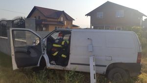 Accident grav în Argeș! O camionetă s-a izbit de un gard de beton. Șoferul a decedat, pasagera inconștientă