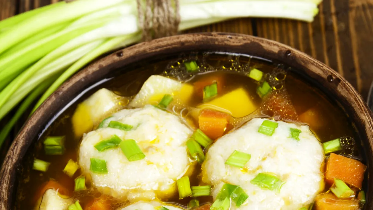 Borș cu găluște de brânză ca la Mănăstirea Sucevița. Se servește azi, 27 decembrie