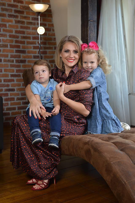 Mirela Vaida are o fetiță și un băiețel cu soțul său, iar al treilea membru al familiei este pe drum