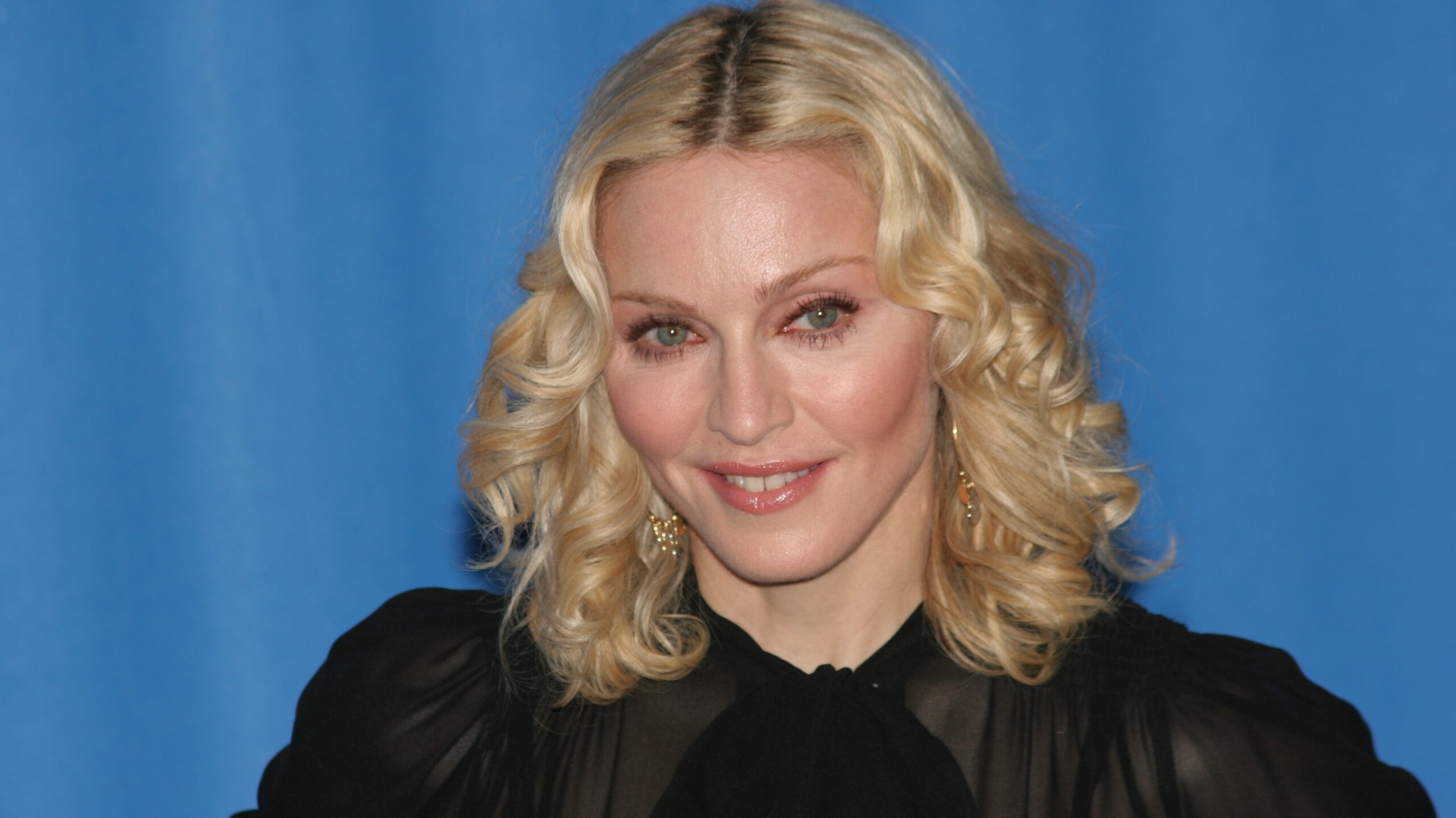 Actorul celebru cu care Madonna s-a iubit în secret! Tori Spelling i-a dat de gol: ”El mi-a spus”